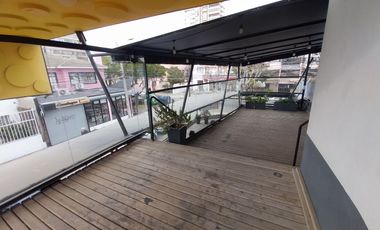Se arrienda local comercial en barrio turístico consolidado.