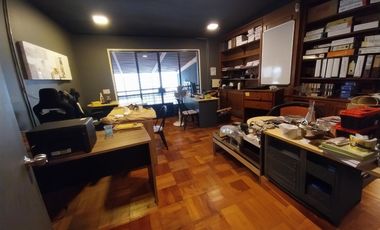 Se arrienda local comercial en barrio turístico consolidado.