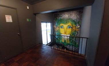 Se arrienda local comercial en barrio turístico consolidado.