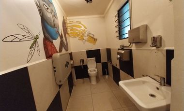 Se arrienda local comercial en barrio turístico consolidado.