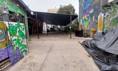 Se arrienda local comercial en barrio turístico consolidado.