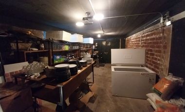 Se arrienda local comercial en barrio turístico consolidado.