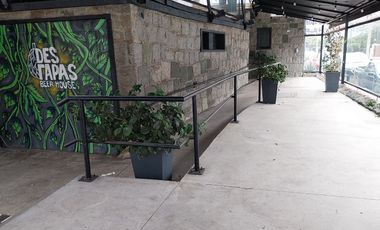 Se arrienda local comercial en barrio turístico consolidado.