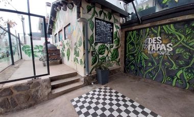 Se arrienda local comercial en barrio turístico consolidado.