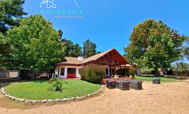 SE ARRIENDA POR AÑO CORRIDO GRAN CASONA CON EXELENTE UBICACION EN SECTOR LA CANDELARIA, ALGARROBO
