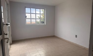 RENTA CASA EN VILLAS DEL CAMPO PRIVADA CERRADA