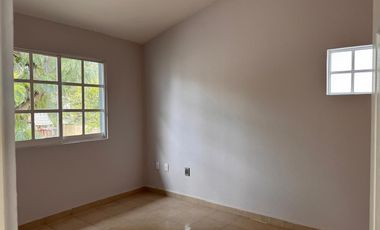 RENTA CASA EN VILLAS DEL CAMPO PRIVADA CERRADA