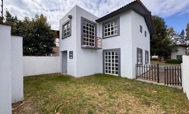 RENTA CASA EN VILLAS DEL CAMPO PRIVADA CERRADA