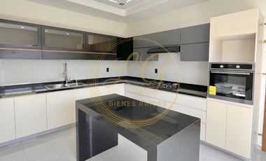 PREVENTA Residencia con recámara en planta baja y jardín en fraccionamiento privado