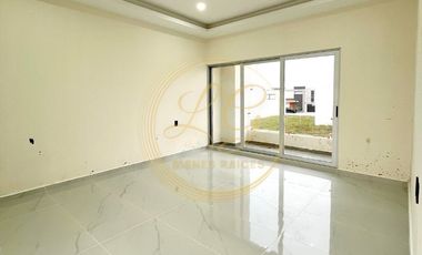PREVENTA Residencia con recámara en planta baja y jardín en fraccionamiento privado