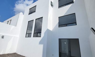 RENTA CASA NUEVA COLINAS DE JURIQUILLA QUER