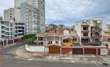 OPORTUNIDAD!!! Casa en Venta, 3 pisos + azotea con Piscina y Cochera en San Miguel