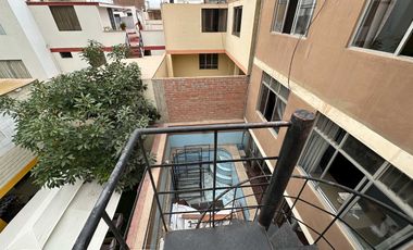 OPORTUNIDAD!!! Casa en Venta, 3 pisos + azotea con Piscina y Cochera en San Miguel