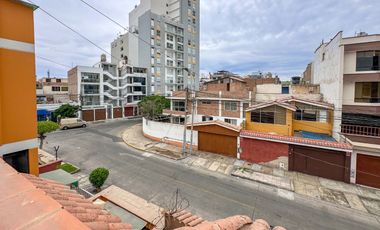 OPORTUNIDAD!!! Casa en Venta, 3 pisos + azotea con Piscina y Cochera en San Miguel