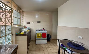 OPORTUNIDAD!!! Casa en Venta, 3 pisos + azotea con Piscina y Cochera en San Miguel