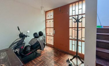 OPORTUNIDAD!!! Casa en Venta, 3 pisos + azotea con Piscina y Cochera en San Miguel
