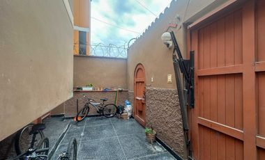 OPORTUNIDAD!!! Casa en Venta, 3 pisos + azotea con Piscina y Cochera en San Miguel