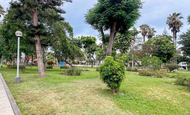 OPORTUNIDAD!!! Casa en Venta, 3 pisos + azotea con Piscina y Cochera en San Miguel