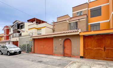 OPORTUNIDAD!!! Casa en Venta, 3 pisos + azotea con Piscina y Cochera en San Miguel