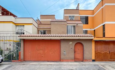 OPORTUNIDAD!!! Casa en Venta, 3 pisos + azotea con Piscina y Cochera en San Miguel