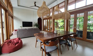 Disewakan Rumah Villa Rasa Bali ada Kolam Renang di Setiabudi Regency