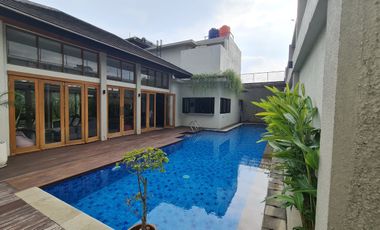 Disewakan Rumah Villa Rasa Bali ada Kolam Renang di Setiabudi Regency