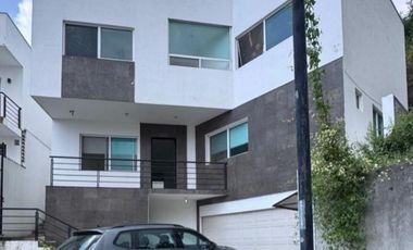 HERMOSA RESIDENCIA EN PRIVADA FUNDADORES