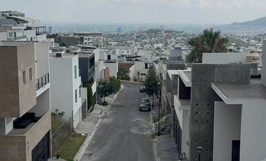 HERMOSA RESIDENCIA EN PRIVADA FUNDADORES
