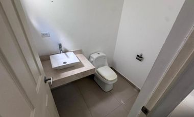 HERMOSA RESIDENCIA EN PRIVADA FUNDADORES