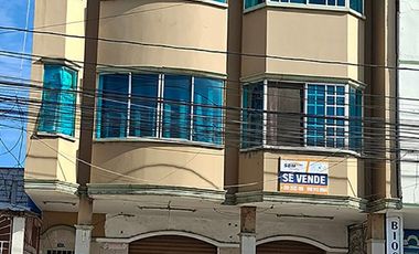 En Venta en Calle Guayas cerca al Redondel del Aguador Casa Comercial con locales comerciales y 3 departamentos