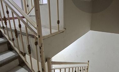 En Venta en Calle Guayas cerca al Redondel del Aguador Casa Comercial con locales comerciales y 3 departamentos