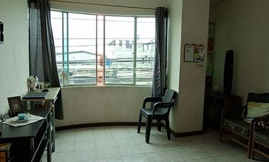 En Venta en Calle Guayas cerca al Redondel del Aguador Casa Comercial con locales comerciales y 3 departamentos