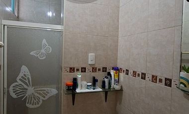 En Venta en Calle Guayas cerca al Redondel del Aguador Casa Comercial con locales comerciales y 3 departamentos