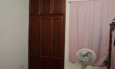 En Venta en Calle Guayas cerca al Redondel del Aguador Casa Comercial con locales comerciales y 3 departamentos