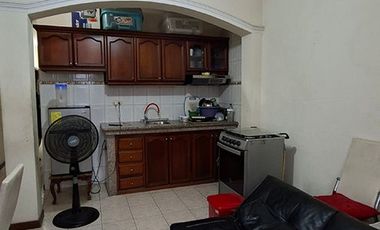 En Venta en Calle Guayas cerca al Redondel del Aguador Casa Comercial con locales comerciales y 3 departamentos