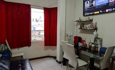 En Venta en Calle Guayas cerca al Redondel del Aguador Casa Comercial con locales comerciales y 3 departamentos