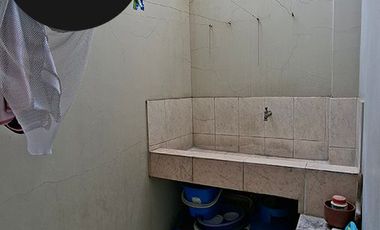En Venta en Calle Guayas cerca al Redondel del Aguador Casa Comercial con locales comerciales y 3 departamentos