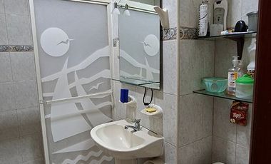 En Venta en Calle Guayas cerca al Redondel del Aguador Casa Comercial con locales comerciales y 3 departamentos