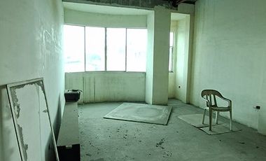 En Venta en Calle Guayas cerca al Redondel del Aguador Casa Comercial con locales comerciales y 3 departamentos
