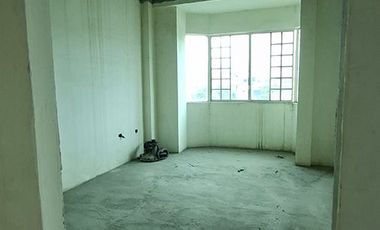 En Venta en Calle Guayas cerca al Redondel del Aguador Casa Comercial con locales comerciales y 3 departamentos