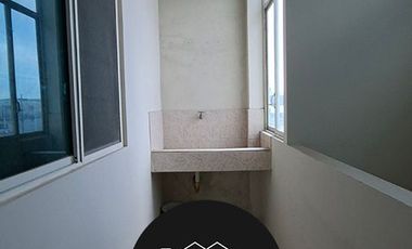 En Venta en Calle Guayas cerca al Redondel del Aguador Casa Comercial con locales comerciales y 3 departamentos