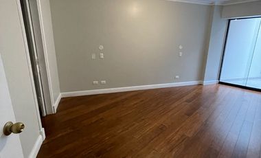 VENTA DE FINO DEPARTAMENTO CON PATIO Y JARDIN, EDIFICIO FRENTE A PARQUE, SAN ISIDRO