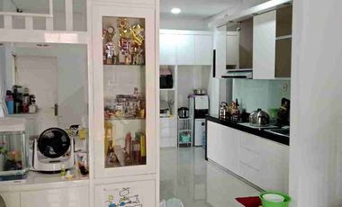 Rumah hoek Golf Lake Resident