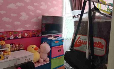 Rumah hoek Golf Lake Resident