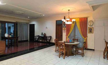 Rumah hoek Golf Lake Resident