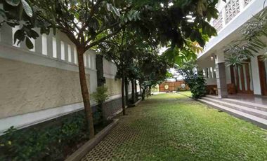 Rumah Mewah Luas KOLAM RENANG dan Full Furnish Mewah