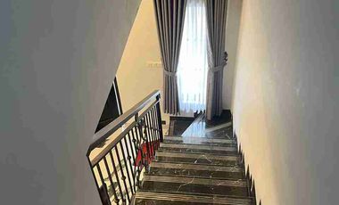 Nego Sampe Deal!! Rumah Cantik 2,5 Lantai di Cluster Kencana Village Jagakarsa LB 137 m²
