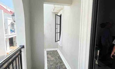 Nego Sampe Deal!! Rumah Cantik 2,5 Lantai di Cluster Kencana Village Jagakarsa LB 137 m²