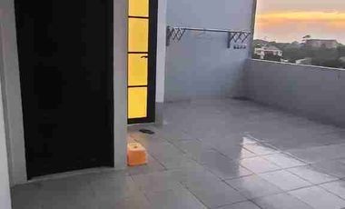 Nego Sampe Deal!! Rumah Cantik 2,5 Lantai di Cluster Kencana Village Jagakarsa LB 137 m²