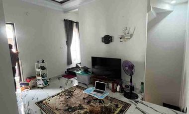 Nego Sampe Deal!! Rumah Cantik 2,5 Lantai di Cluster Kencana Village Jagakarsa LB 137 m²